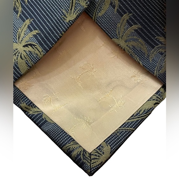 🔥🌴Vintage TOMMY BAHAMA 100% silk tie. Deep blue with olive palm tees. Mint‼️ - Picture 2 of 6